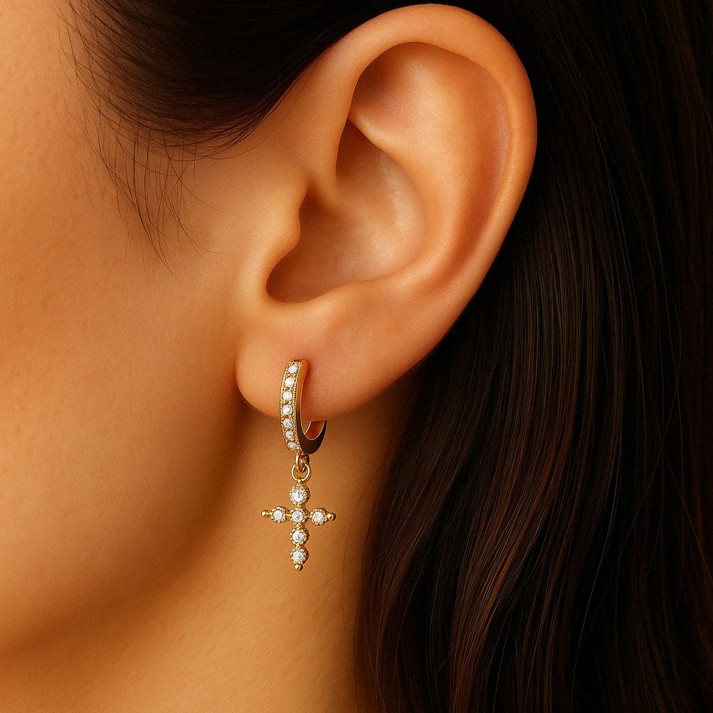 Boucle d'oreille croix individuelle plaqué or 18K zirconium 1 cm Bellaime 2