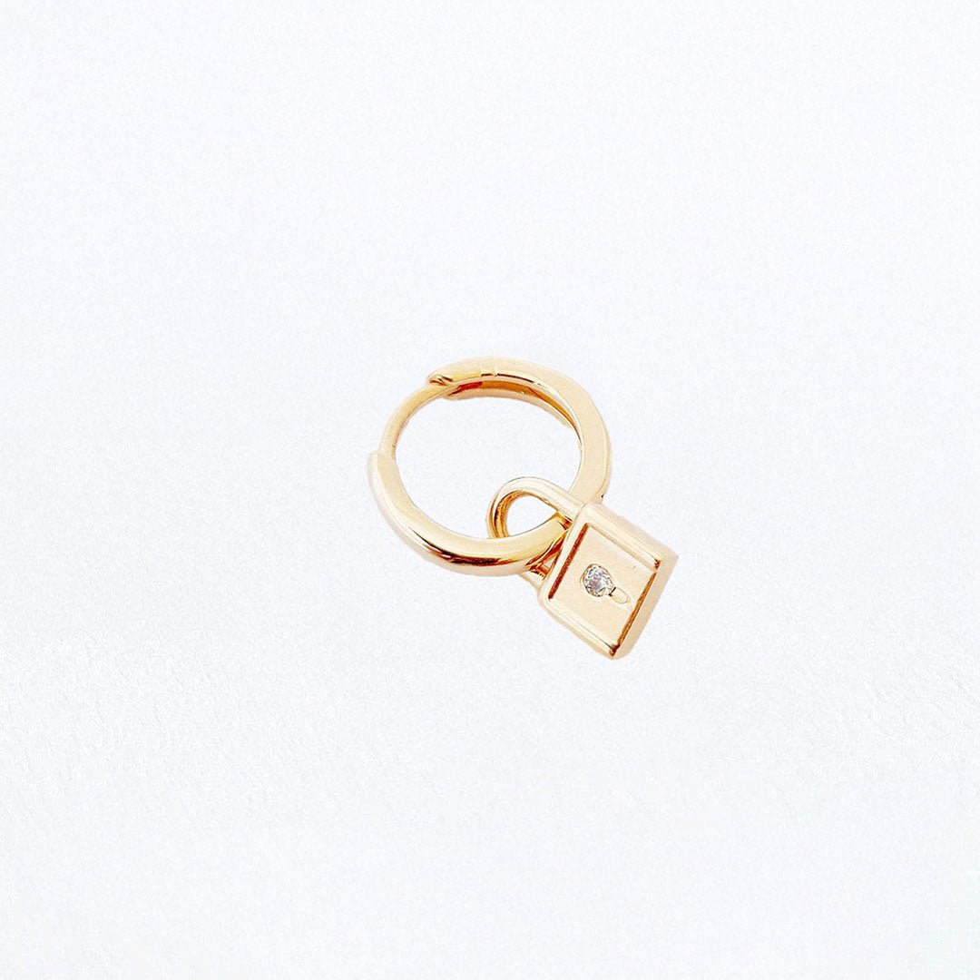 Boucle d'oreille cadenas plaqué or 18K zirconium individuelle 1,2 cm The Secret Bellaime 3