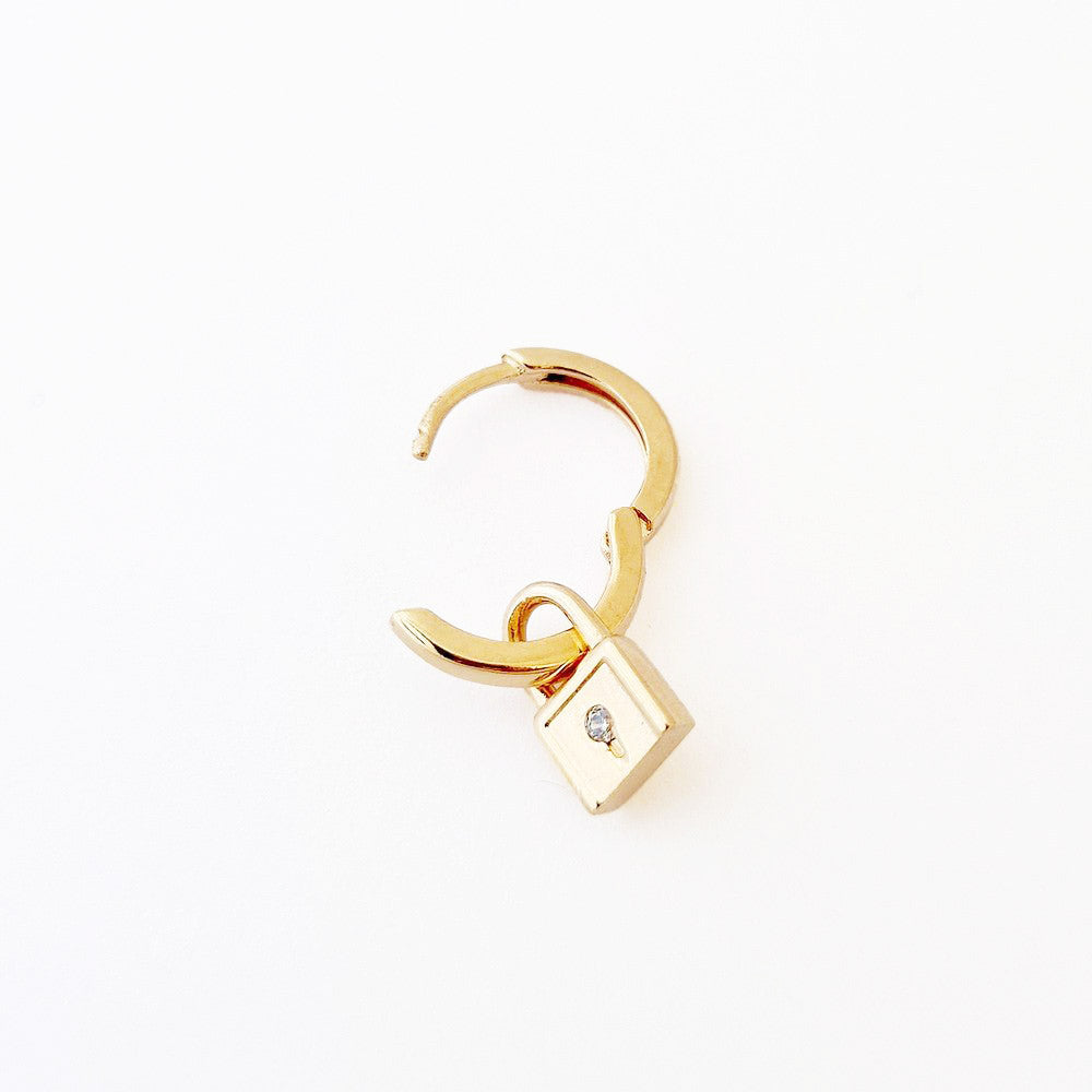 Boucle d'oreille cadenas plaqué or 18K zirconium individuelle 1,2 cm The Secret Bellaime 5