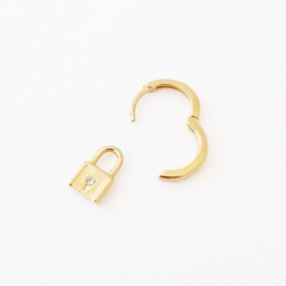 Boucle d'oreille cadenas plaqué or 18K zirconium individuelle 1,2 cm The Secret Bellaime 4