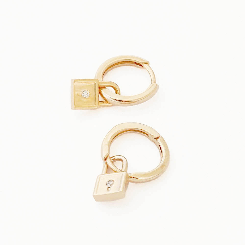 Boucles d'oreilles cadenas créoles plaqué or 18K zirconium 1,2 cm The Secret Bellaime 4