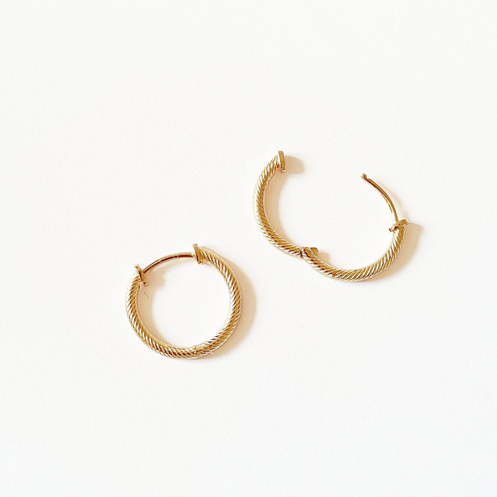 Boucles d'oreilles créoles torsadées plaqué or 18K 2 cm Vicky Bellaime 4