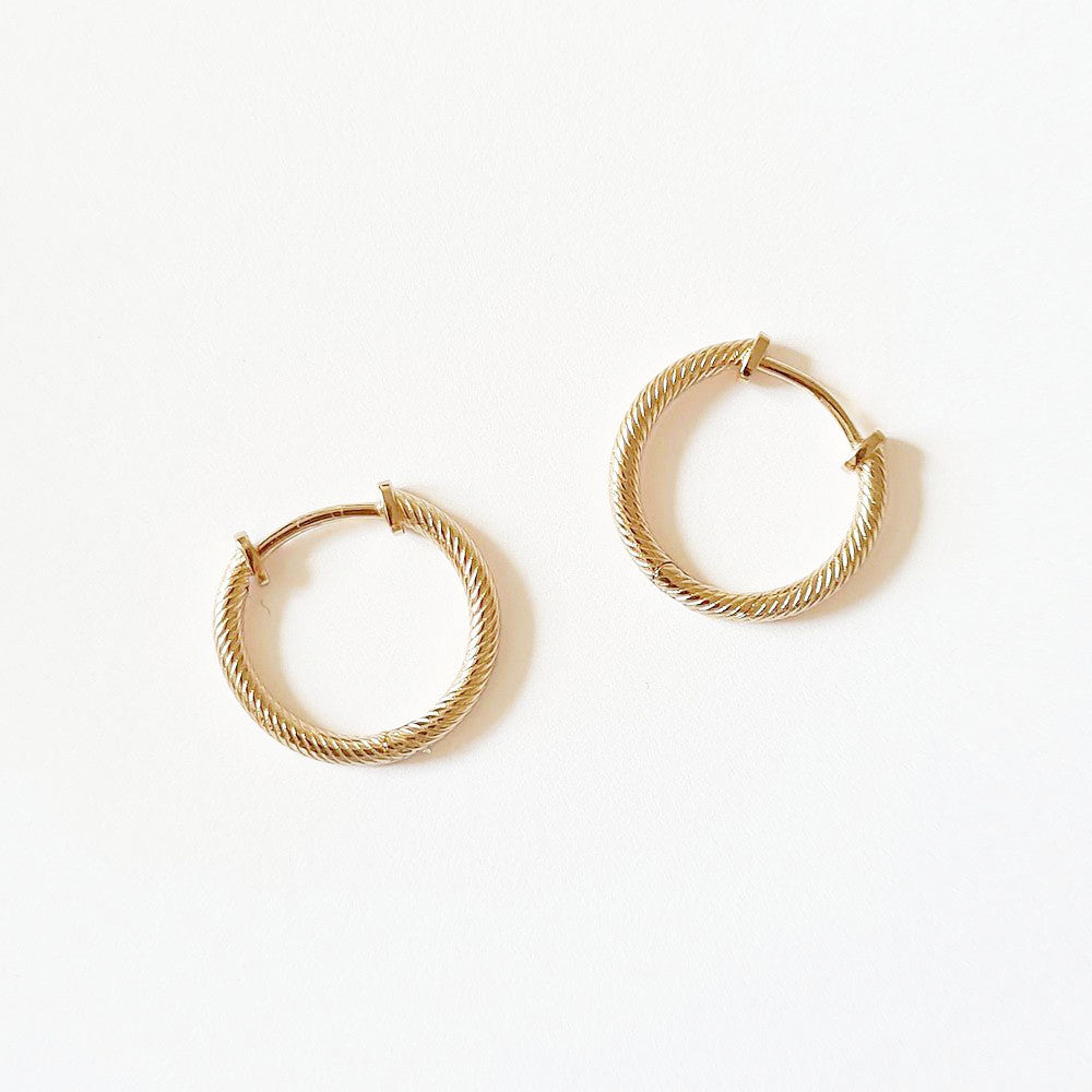 Boucles d'oreilles créoles torsadées plaqué or 18K 2 cm Vicky Bellaime 5