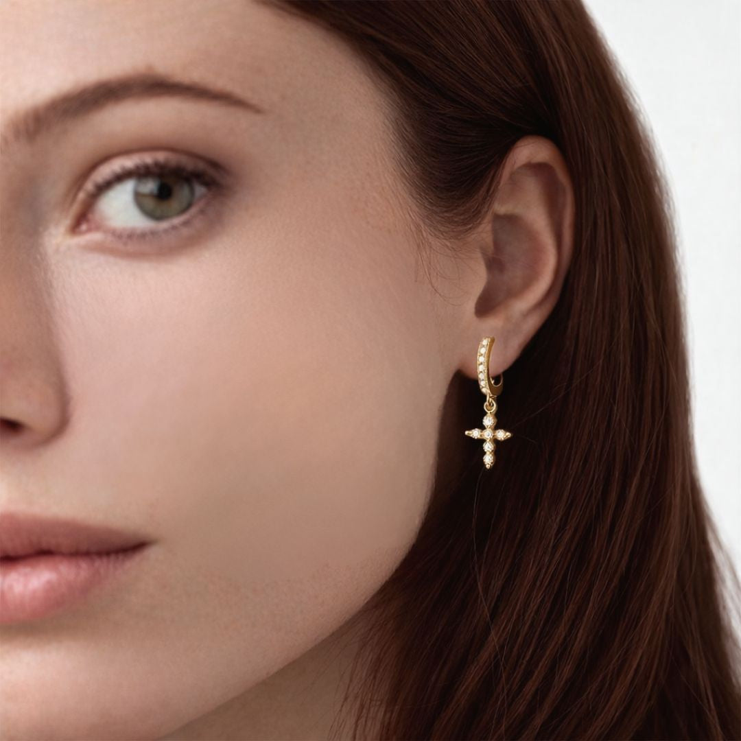 Boucle d'oreille croix individuelle plaqué or 18K zirconium 1 cm Bellaime 2