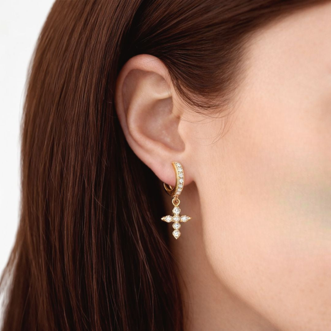 Boucle d'oreille croix individuelle plaqué or 18K zirconium 1 cm Bellaime 3