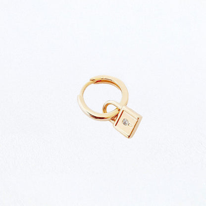 Boucle d'oreille cadenas plaqué or 18K zirconium individuelle 1,2 cm The Secret Bellaime 3