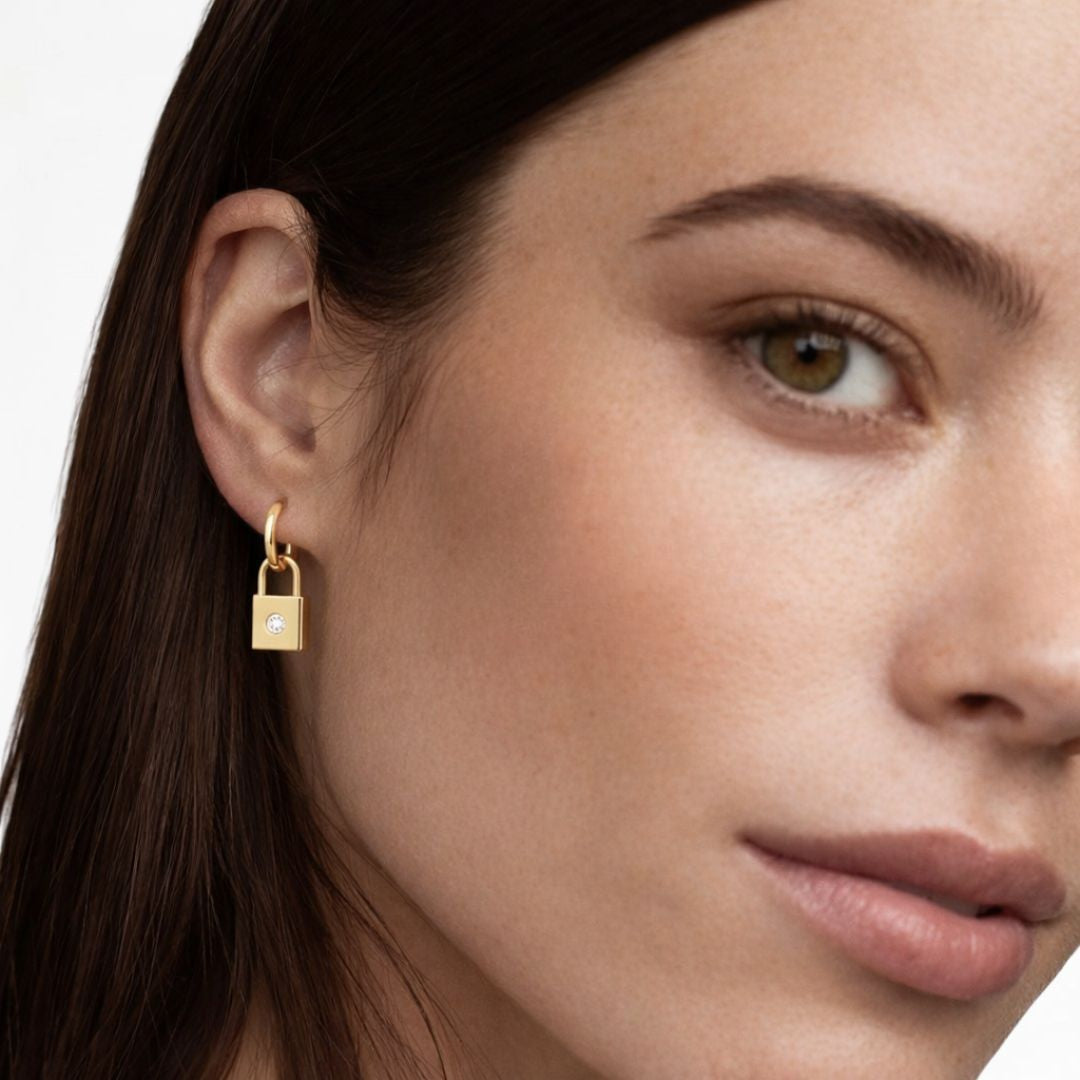 Boucle d'oreille cadenas plaqué or 18K zirconium individuelle 1,2 cm The Secret Bellaime
