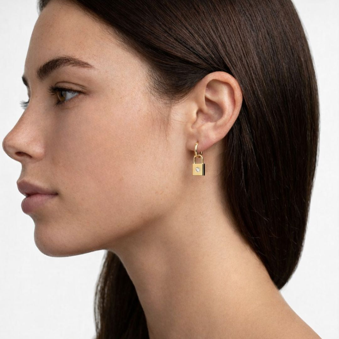 Boucle d'oreille cadenas plaqué or 18K zirconium individuelle 1,2 cm The Secret Bellaime 3