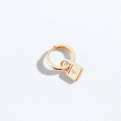 Boucle d'oreille cadenas plaqué or 18K zirconium individuelle 1,2 cm The Secret Bellaime4