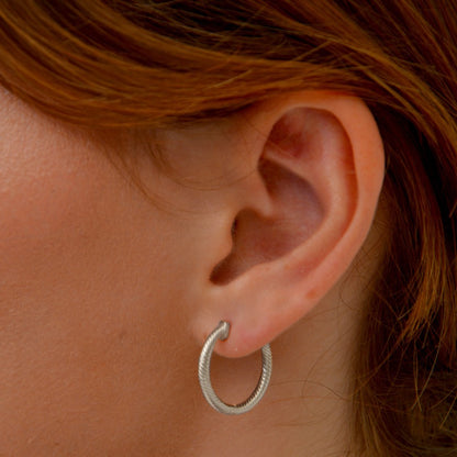 Boucles d'oreilles créoles torsadées argent 925 2 cm Vicky Bellaime 2