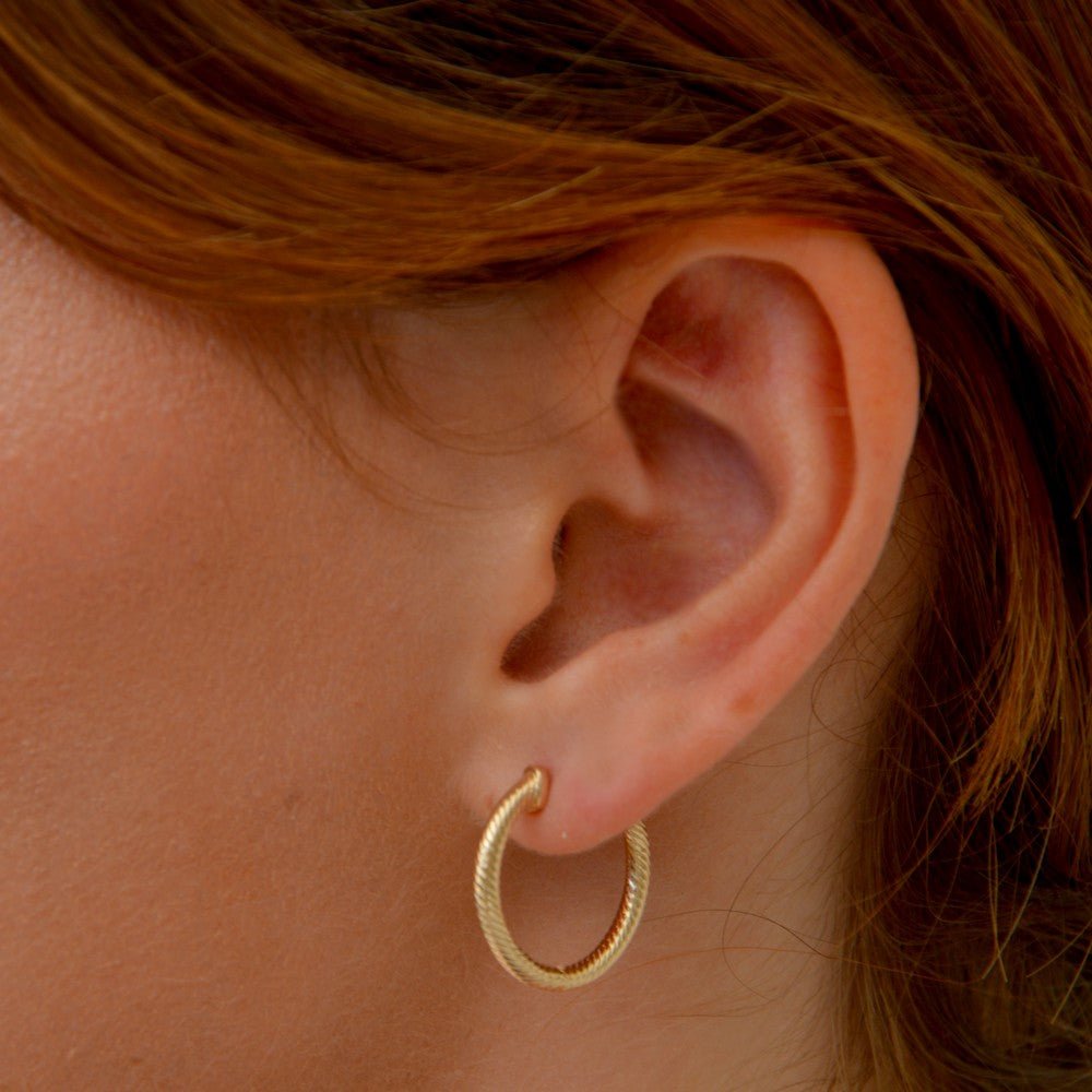 Boucles d'oreilles créoles torsadées plaqué or 18K 2 cm Vicky Bellaime 2